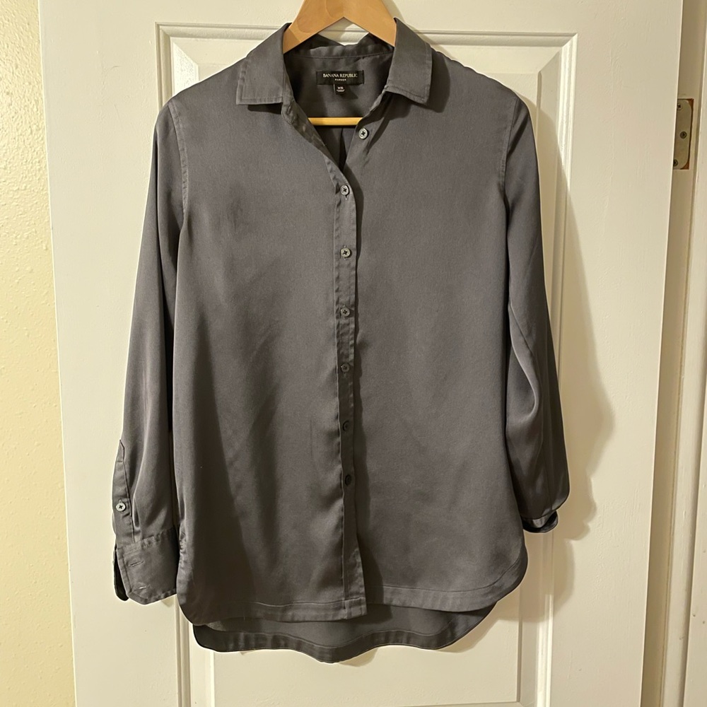Banana Republic Women’s Xsmall Dark Grey oversized button down shirt.